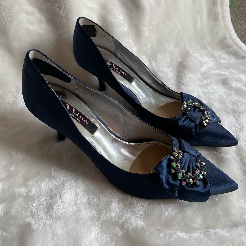 Beautiful navy Nina kitten heel shoes